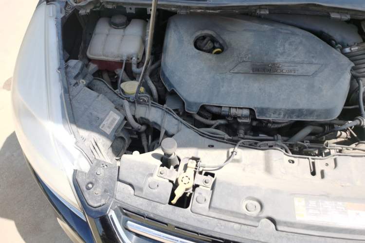 Used Ford Kuga 2013 1.6L GTDi Two-Wheel-Drive Comfort Model Engine Bay Right