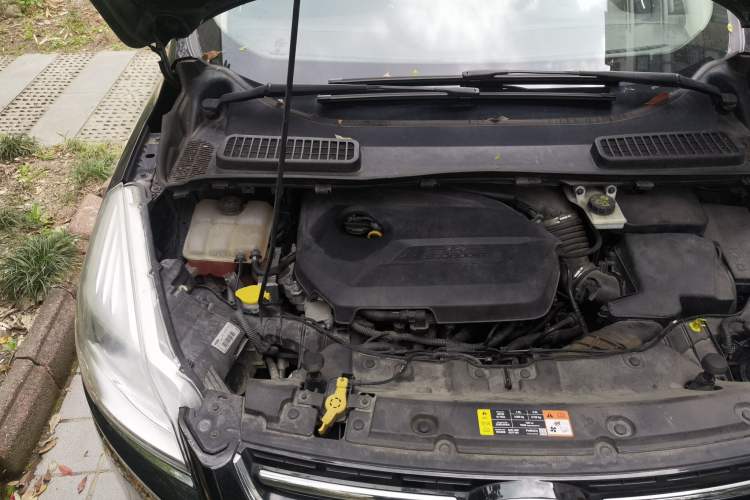 Used Ford Kuga 2013 1.6L GTDi Two-Wheel-Drive Trend Model Engine Bay Right