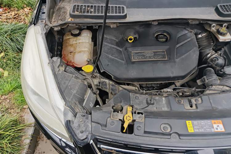 Used Ford Kuga 2013 2.0L GTDi Four-Wheel-Drive Sport Model Engine Bay Right