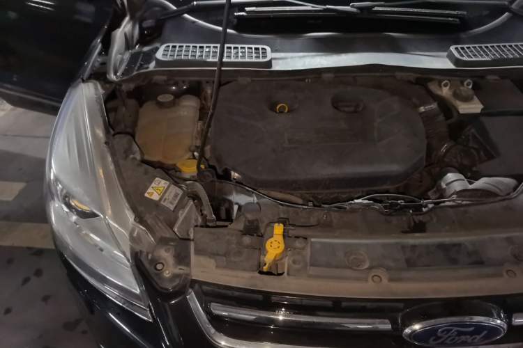 Used Ford Kuga 2013 2.0L GTDi Four-Wheel Drive Premium Model Engine Bay Right