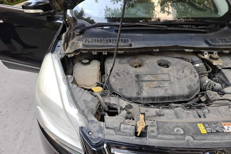 Used Ford Kuga 2013 2.0L GTDi Four-Wheel-Drive Elite Model Engine Bay Right