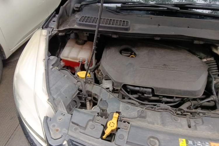 Used Ford Kuga 2013 1.6L GTDi Two-Wheel-Drive Trend Model Engine Bay Right