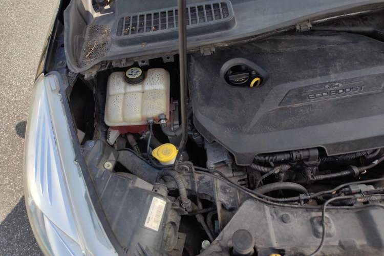 Used Ford Kuga 2013 1.6L GTDi Two-Wheel-Drive Trend Model Engine Bay Right
