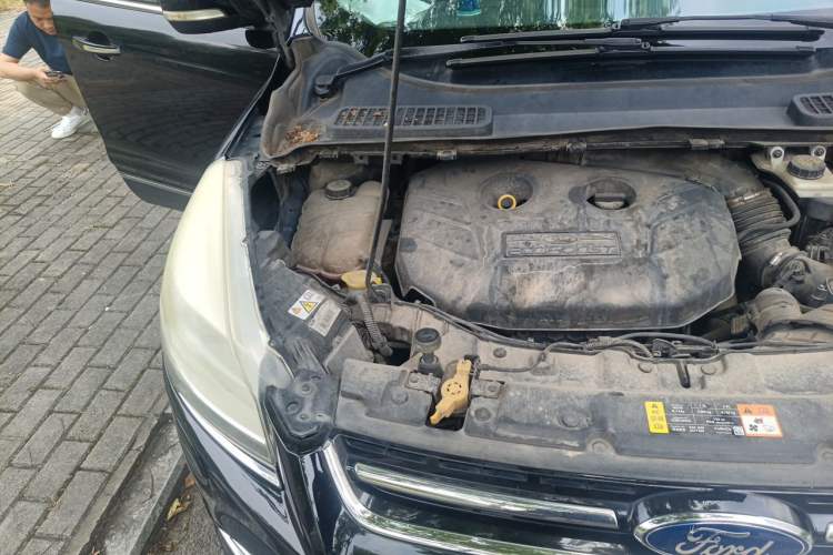 Used Ford Kuga 2013 2.0L GTDi Four-Wheel-Drive Sport Model Engine Bay Right