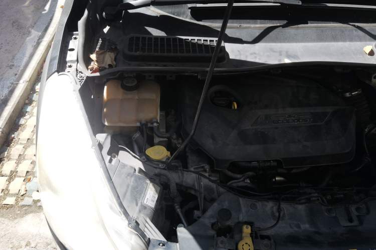 Used Ford Kuga 2013 1.6L GTDi Two-Wheel-Drive Comfort Model Engine Bay Right