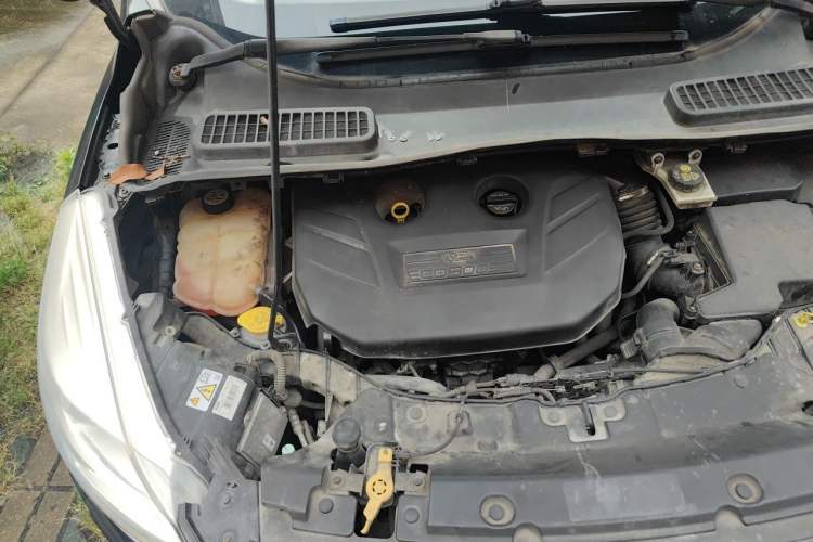 Used Ford Kuga 2013 2.0L GTDi Four-Wheel Drive Premium Model Engine Bay Right