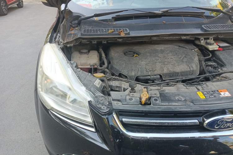 Used Ford Kuga 2013 1.6L GTDi Two-Wheel-Drive Trend Model Engine Bay Right