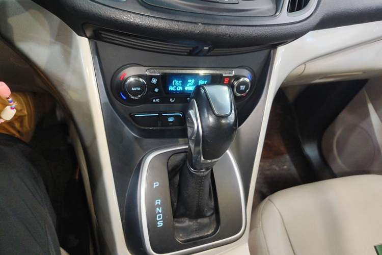 Used Ford Kuga 2013 1.6L GTDi 4x4 Elite Model Gear Lever