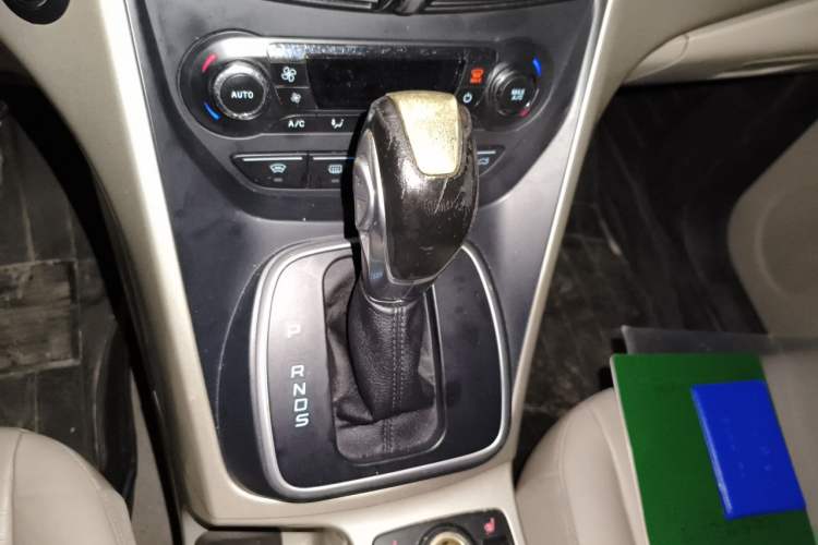 Used Ford Kuga 2013 2.0L GTDi Four-Wheel Drive Premium Model Gear Lever