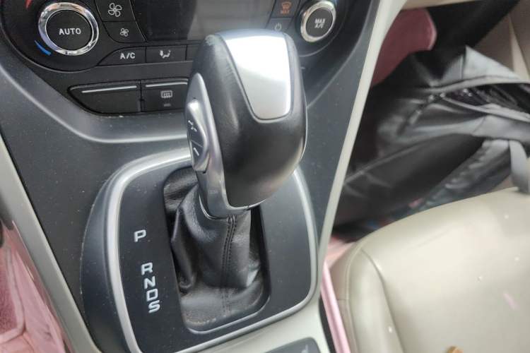Used Ford Kuga 2013 1.6L GTDi 4x4 Elite Model Gear Lever