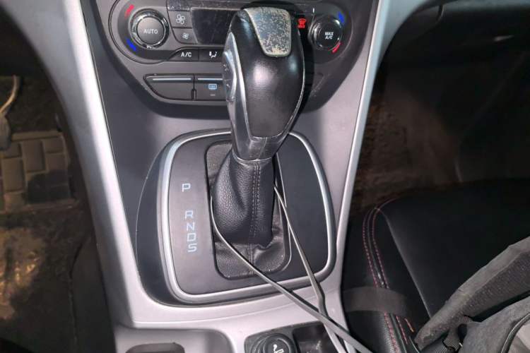Used Ford Kuga 2013 1.6L GTDi Two-Wheel-Drive Trend Model Gear Lever