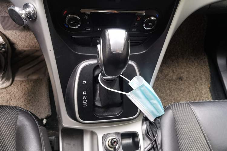 Used Ford Kuga 2013 1.6L GTDi Two-Wheel-Drive Trend Model Gear Lever