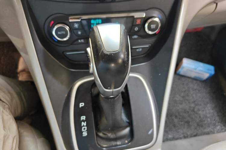Used Ford Kuga 2013 2.0L GTDi Four-Wheel-Drive Elite Model Gear Lever