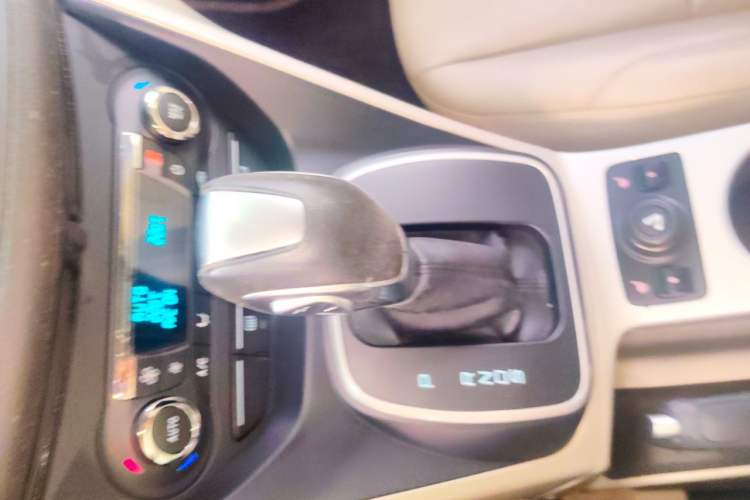 Used Ford Kuga 2013 2.0L GTDi Four-Wheel-Drive Elite Model Gear Lever