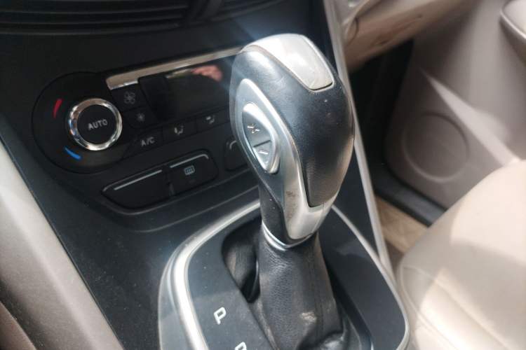 Used Ford Kuga 2013 2.0L GTDi Four-Wheel-Drive Elite Model Gear Lever