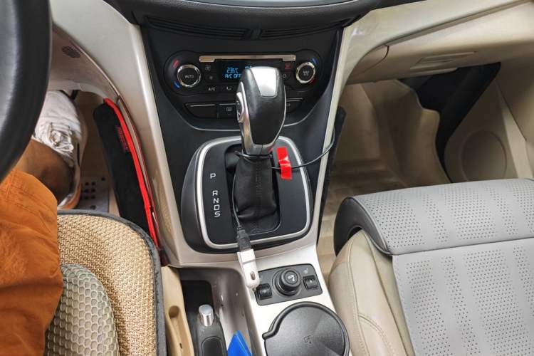 Used Ford Kuga 2013 2.0L GTDi Four-Wheel-Drive Elite Model Gear Lever