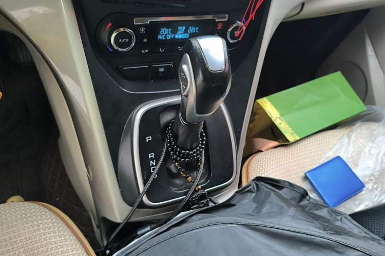 Used Ford Kuga 2013 1.6L GTDi 4x4 Elite Model Gear Lever