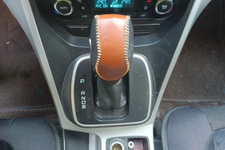 Used Ford Kuga 2013 1.6L GTDi Two-Wheel-Drive Trend Model Gear Lever