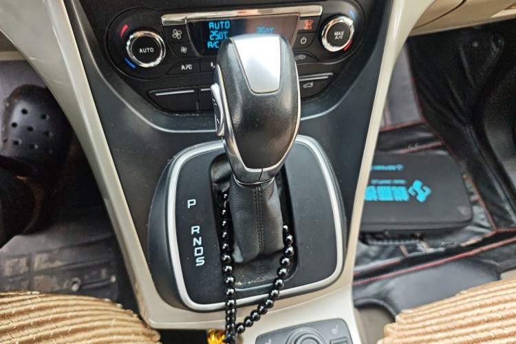 Used Ford Kuga 2013 2.0L GTDi Four-Wheel-Drive Elite Model Gear Lever