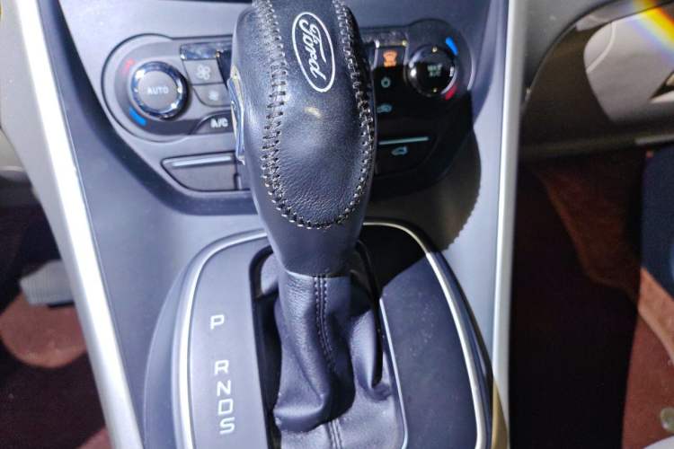 Used Ford Kuga 2013 2.0L GTDi Four-Wheel-Drive Elite Model Gear Lever