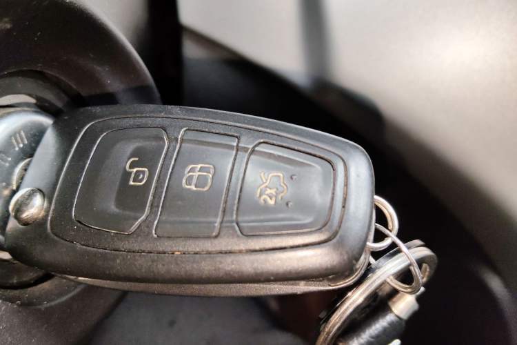 Used Ford Kuga 2013 1.6L GTDi Two-Wheel-Drive Trend Model Interior 1