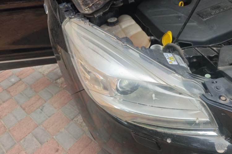 Used Ford Kuga 2013 2.0L GTDi Four-Wheel-Drive Sport Model Right Front Headlight