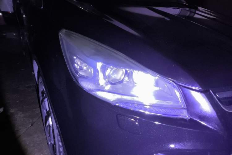 Used Ford Kuga 2013 2.0L GTDi Four-Wheel-Drive Sport Model Right Front Headlight