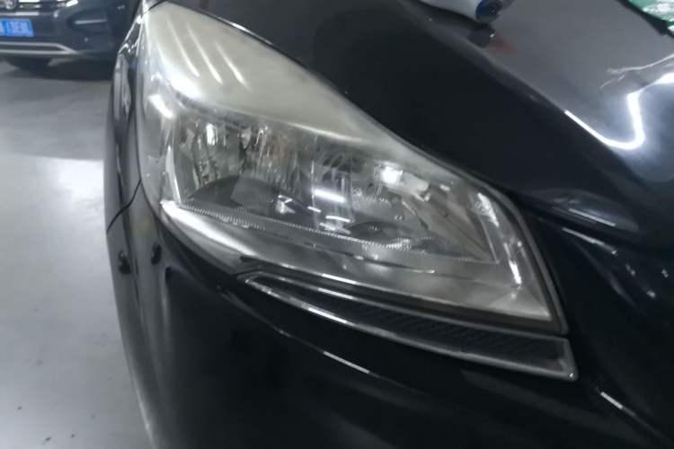 Used Ford Kuga 2013 1.6L GTDi Two-Wheel-Drive Trend Model Right Front Headlight