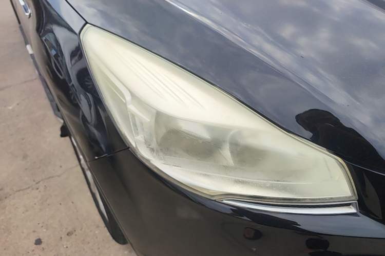 Used Ford Kuga 2013 1.6L GTDi Two-Wheel-Drive Comfort Model Right Front Headlight