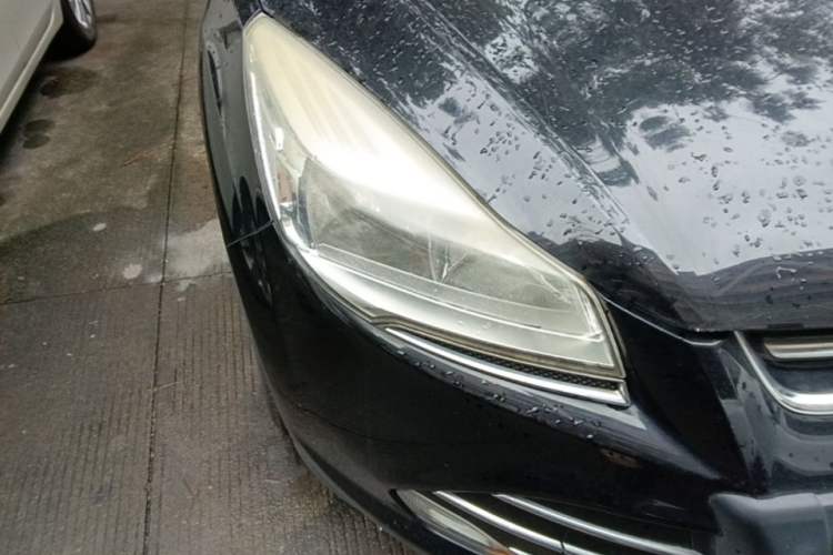 Used Ford Kuga 2013 1.6L GTDi Two-Wheel-Drive Trend Model Right Front Headlight