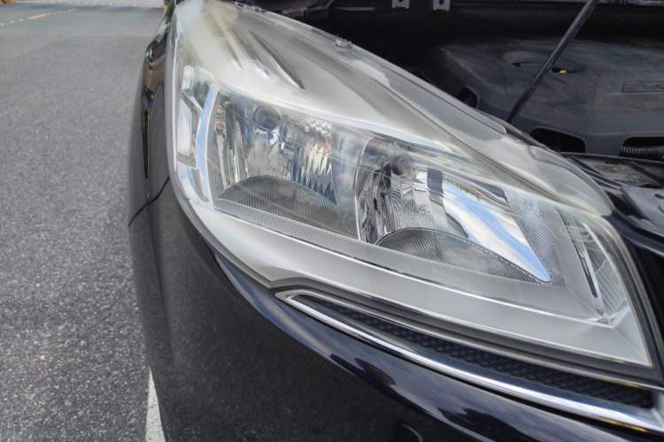 Used Ford Kuga 2013 1.6L GTDi Two-Wheel-Drive Trend Model Right Front Headlight
