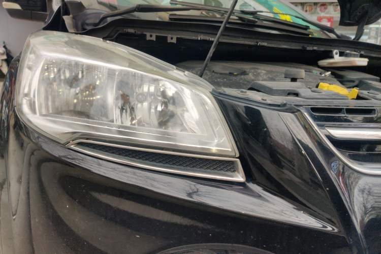Used Ford Kuga 2013 1.6L GTDi Two-Wheel-Drive Trend Model Right Front Headlight