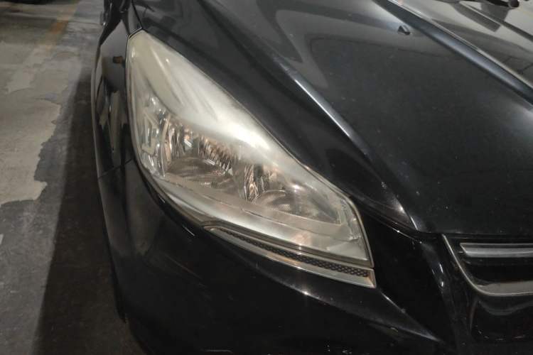 Used Ford Kuga 2013 1.6L GTDi Two-Wheel-Drive Comfort Model Right Front Headlight