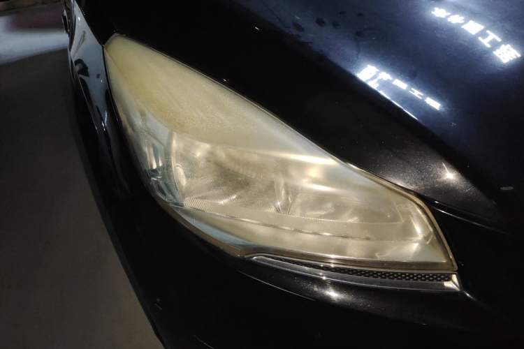 Used Ford Kuga 2013 1.6L GTDi Two-Wheel-Drive Trend Model Right Front Headlight