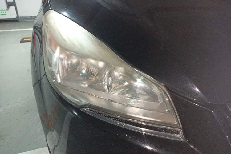 Used Ford Kuga 2013 1.6L GTDi Two-Wheel-Drive Comfort Model Right Front Headlight