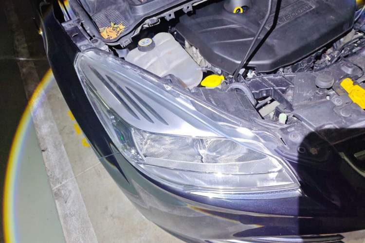 Used Ford Kuga 2013 2.0L GTDi Four-Wheel-Drive Elite Model Right Front Headlight