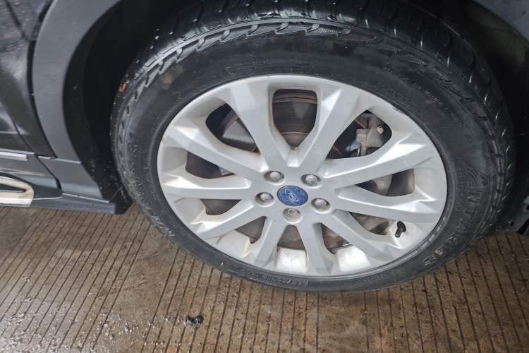 Used Ford Kuga 2013 2.0L GTDi Four-Wheel Drive Premium Model Right Front Wheel Hub