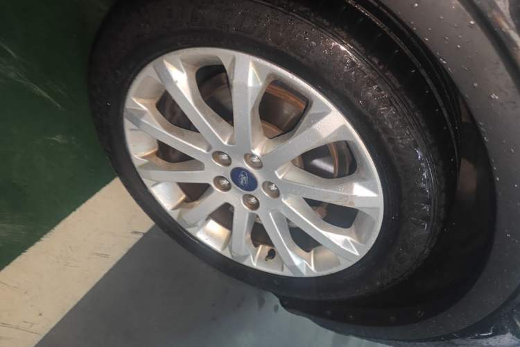 Used Ford Kuga 2013 1.6L GTDi Two-Wheel-Drive Comfort Model Right Front Wheel Hub