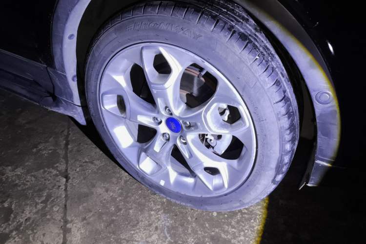 Used Ford Kuga 2013 2.0L GTDi Four-Wheel-Drive Sport Model Right Front Wheel Hub