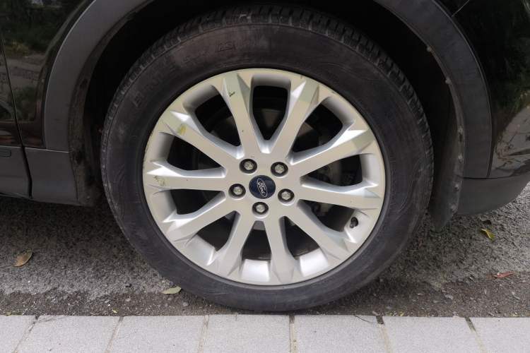Used Ford Kuga 2013 1.6L GTDi Two-Wheel-Drive Trend Model Right Front Wheel Hub