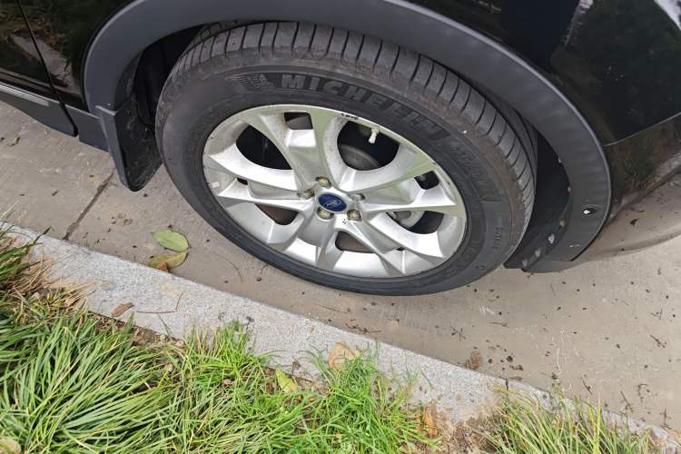 Used Ford Kuga 2013 2.0L GTDi Four-Wheel-Drive Sport Model Right Front Wheel Hub