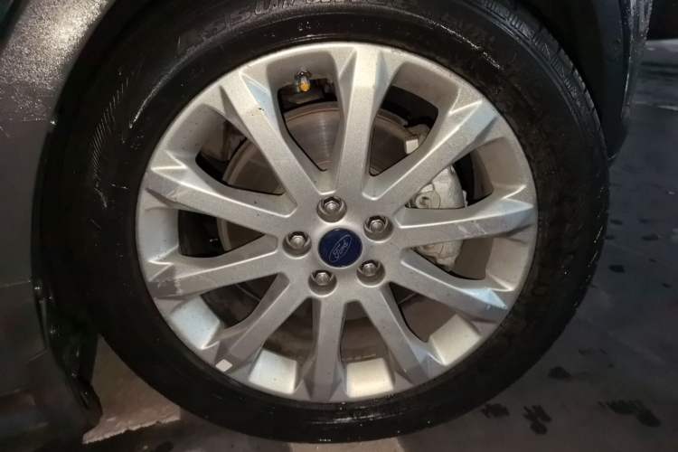 Used Ford Kuga 2013 2.0L GTDi Four-Wheel Drive Premium Model Right Front Wheel Hub
