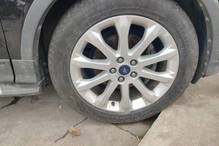 Used Ford Kuga 2013 1.6L GTDi Two-Wheel-Drive Trend Model Right Front Wheel Hub