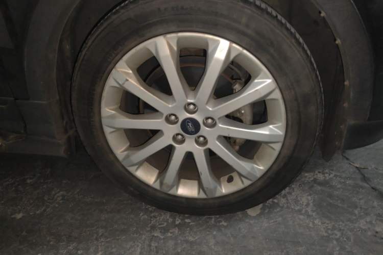 Used Ford Kuga 2013 1.6L GTDi Two-Wheel-Drive Comfort Model Right Front Wheel Hub