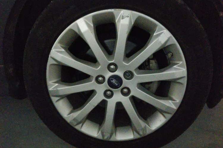 Used Ford Kuga 2013 1.6L GTDi Two-Wheel-Drive Trend Model Right Front Wheel Hub