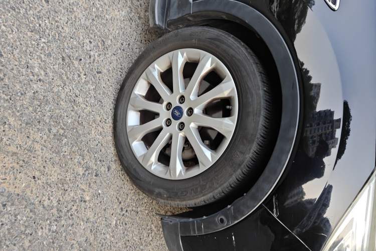 Used Ford Kuga 2013 2.0L GTDi Four-Wheel Drive Premium Model Right Front Wheel Hub