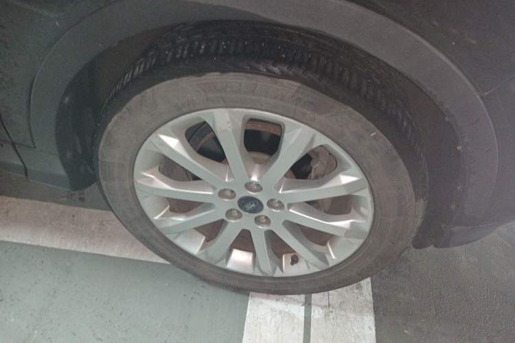 Used Ford Kuga 2013 1.6L GTDi Two-Wheel-Drive Comfort Model Right Front Wheel Hub
