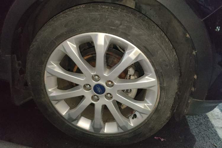 Used Ford Kuga 2013 1.6L GTDi Two-Wheel-Drive Comfort Model Right Front Wheel Hub