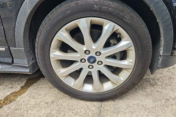 Used Ford Kuga 2013 2.0L GTDi Four-Wheel-Drive Elite Model Right Front Wheel Hub