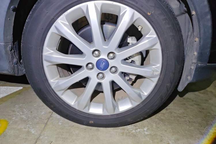 Used Ford Kuga 2013 2.0L GTDi Four-Wheel-Drive Elite Model Right Front Wheel Hub